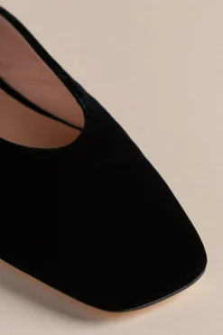 Mia Flat